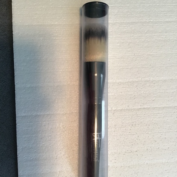 It cosmetics make up brush brand new - Picture 1 of 3